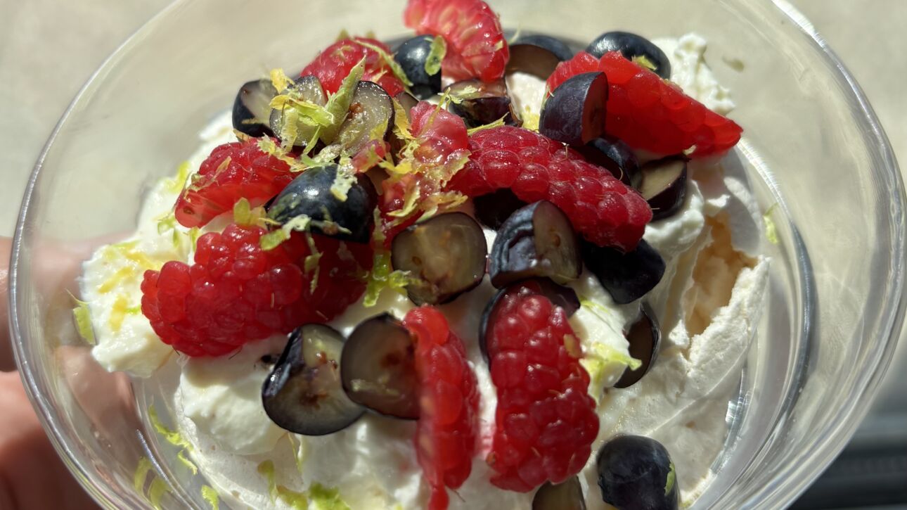 Une pavlova fruits rouges livrées à domicile pour le portage de repas